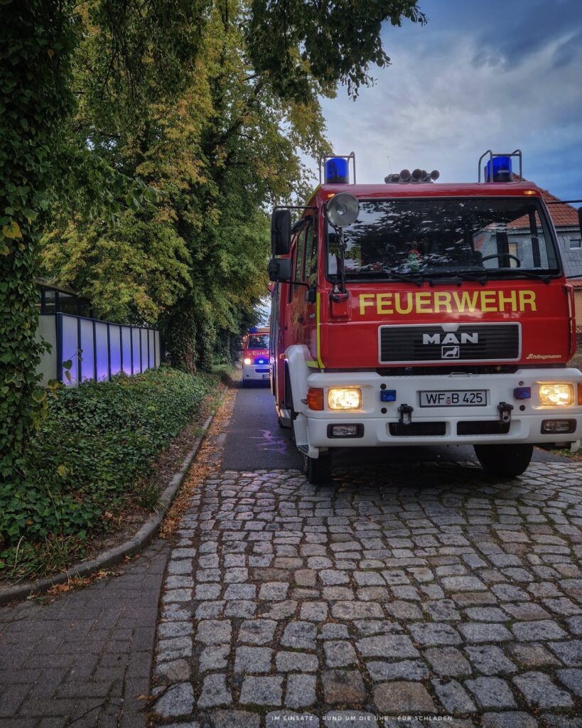 Ist möglicherweise ein Bild von Krankenwagen und Text