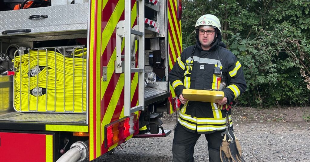 Ist möglicherweise ein Bild von 1 Person und Text