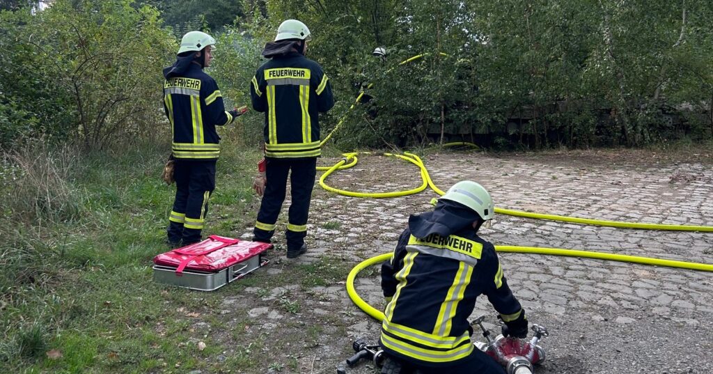 Ist möglicherweise ein Bild von 3 Personen