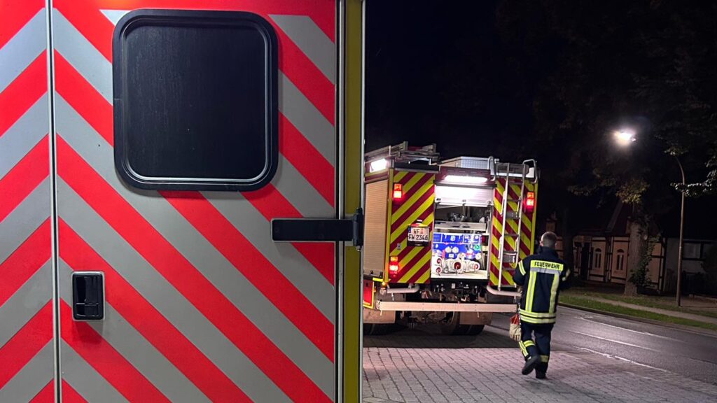 Ist möglicherweise ein Bild von 1 Person, Krankenwagen und Text