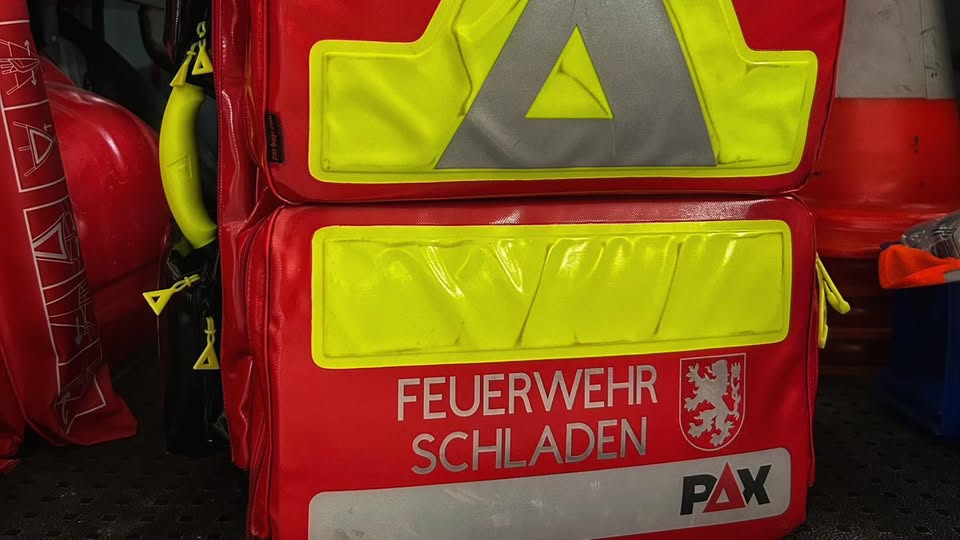 Ist möglicherweise ein Bild von Krankenwagen und Text „FEUERWEHR SCHLADEN“
