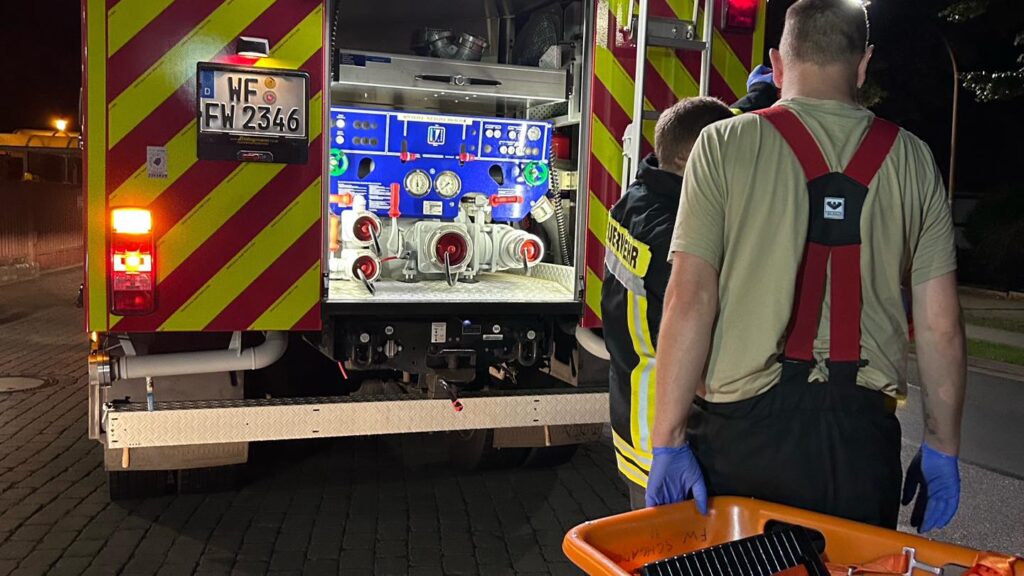 Ist möglicherweise ein Bild von 2 Personen, Krankenwagen und Text