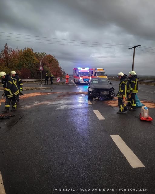 Ist möglicherweise ein Bild von 7 Personen, Krankenwagen, Straße und Text