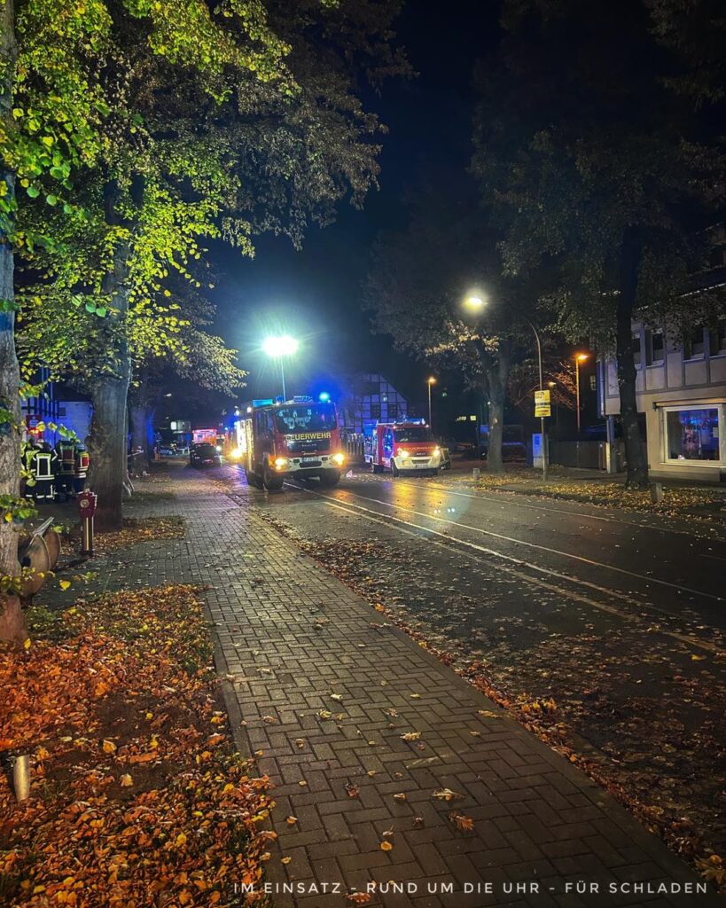 Ist möglicherweise ein Bild von Straße, Straße und Text