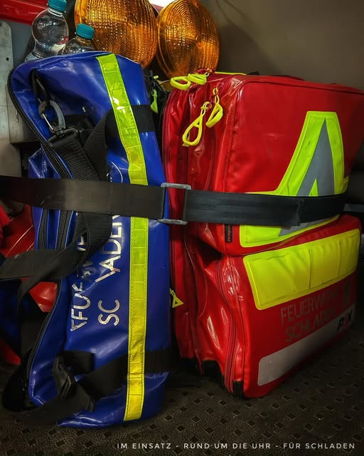Ist möglicherweise ein Bild von Werkzeugtasche und Text „ADLI SC IM MEINSATZ WEINSATZ-RUNDUM.DE.UHR-FURSCHLA RUND UM DIE UHR FÜR SCHLADEN SCHL“
