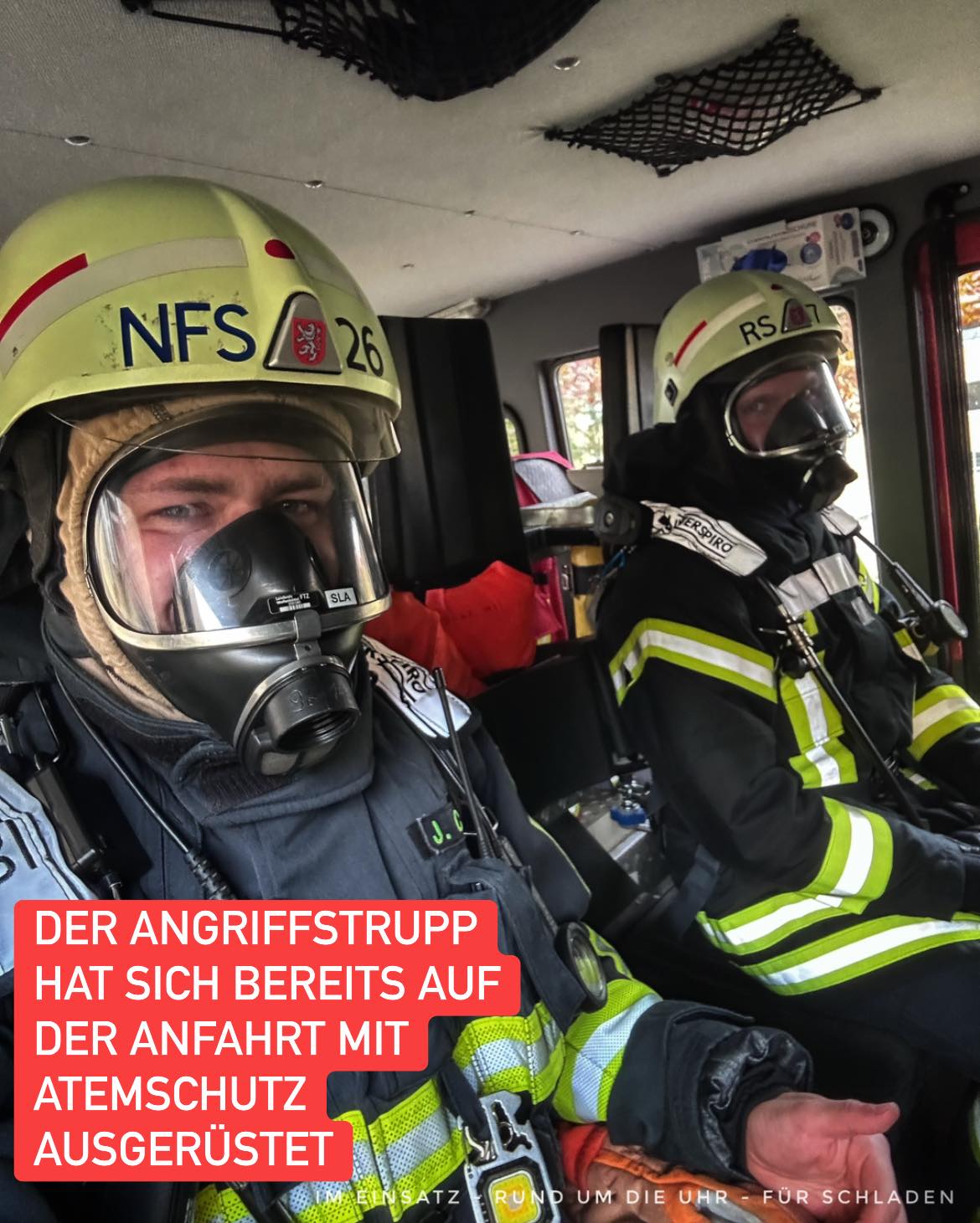 DER ANGRIFFSTRUPP HAT SICH BEREITS AUF DER ANFAHRT MIT ATEMSCHUTZ AUSGERÜSTET UM.