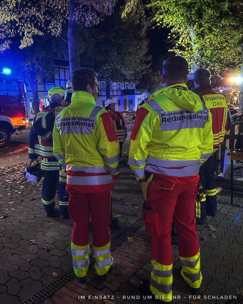 Ist möglicherweise ein Bild von eine oder mehrere Personen, Feuer, Krankenwagen und Text