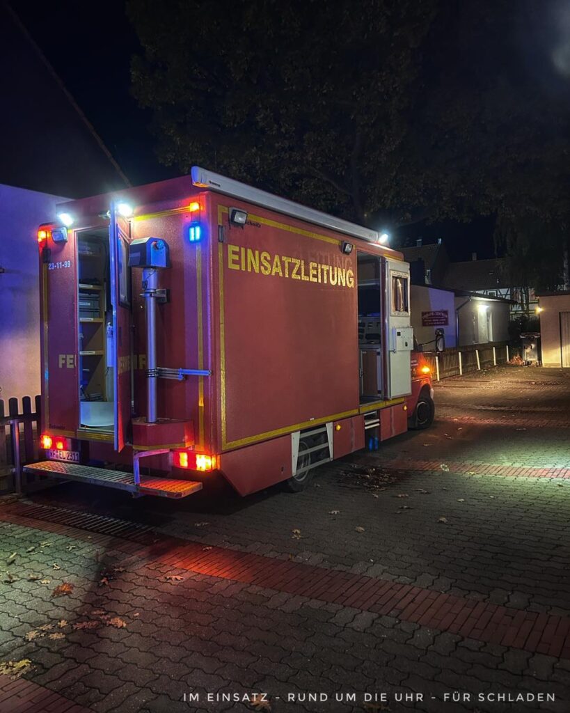 Ist möglicherweise ein Bild von Krankenwagen und Text