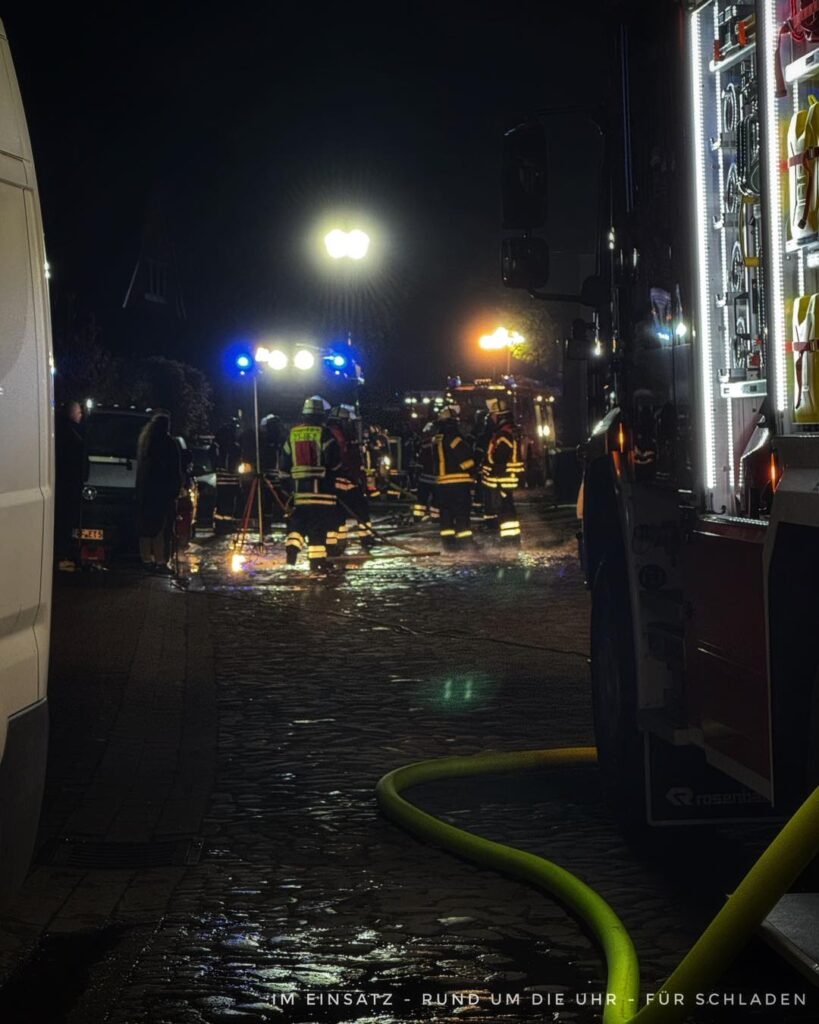 Ist möglicherweise ein Bild von Krankenwagen und Text