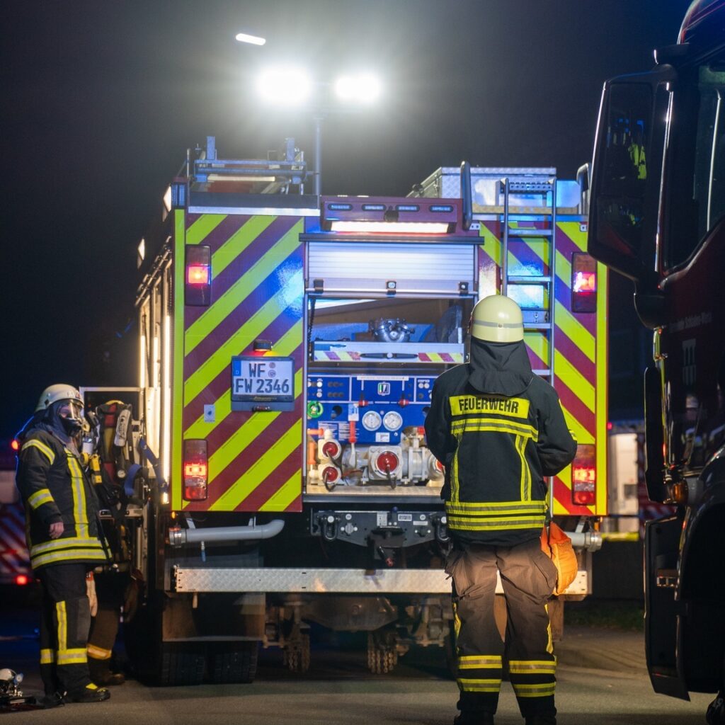 Ist möglicherweise ein Bild von Krankenwagen und Text „WF: E: FW2346 F FEUERWEHR“