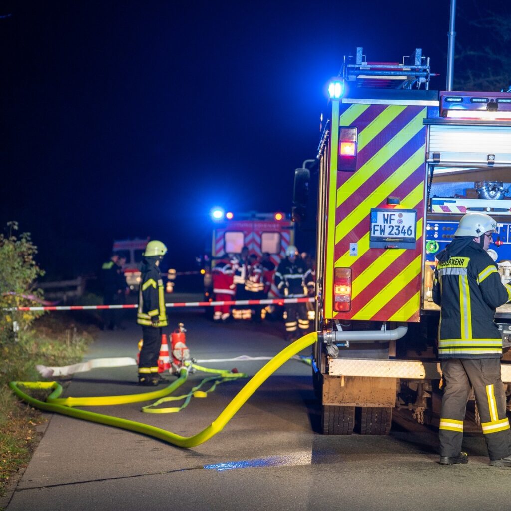 Ist möglicherweise ein Bild von Krankenwagen und Text „HE: FW FH2346 5ি ማይትኝ A“