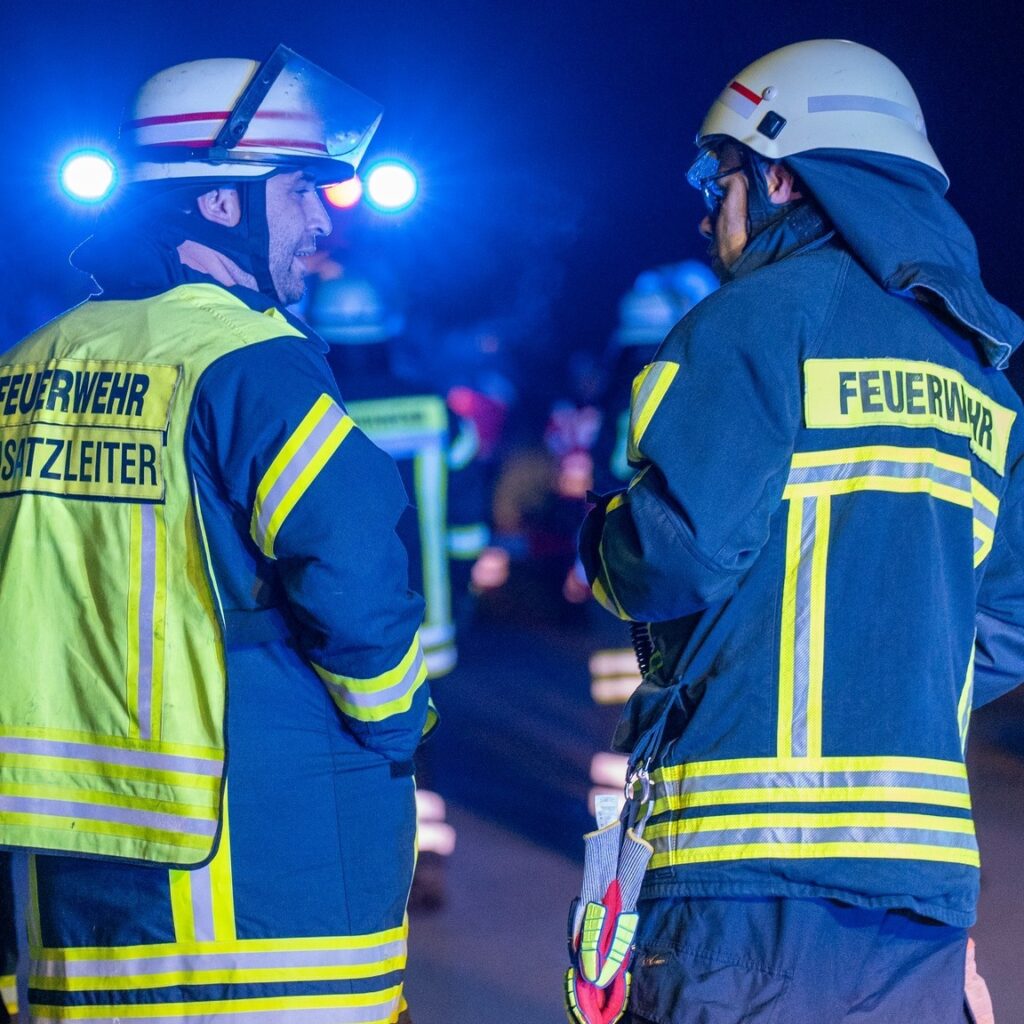 Ist möglicherweise ein Bild von Feuer und Text „ERWEHR TZLEITER FEUERINGR SWa“