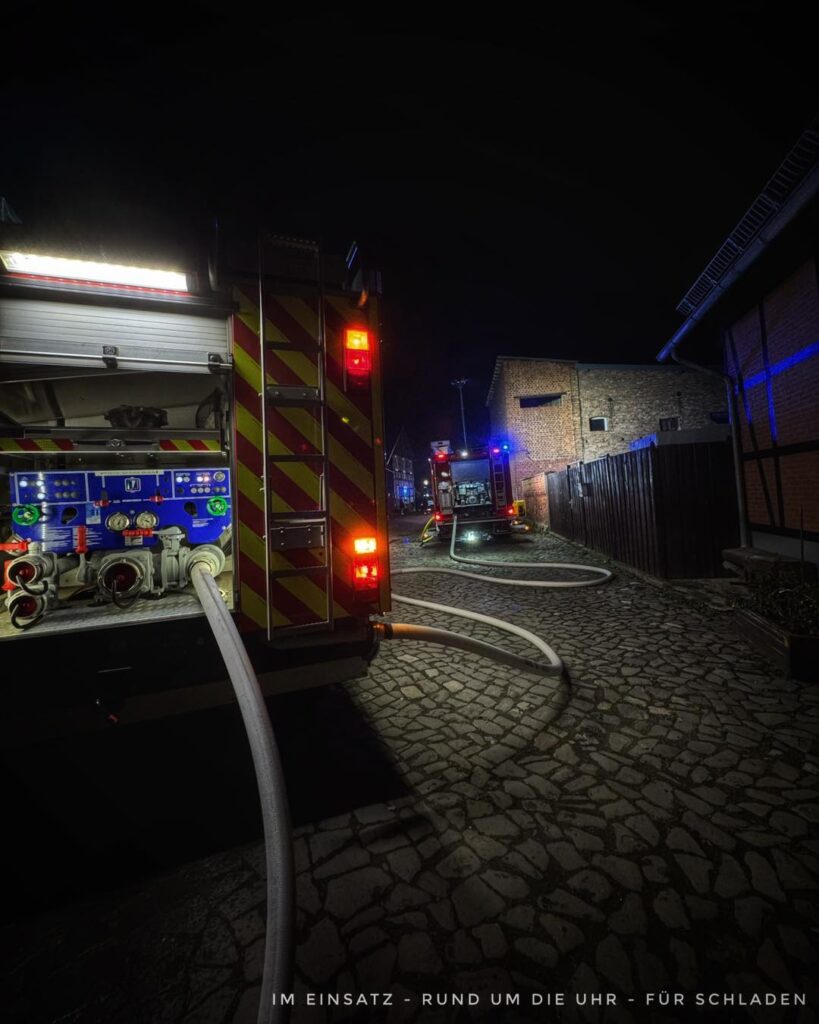 Ist möglicherweise ein Bild von Krankenwagen und Text