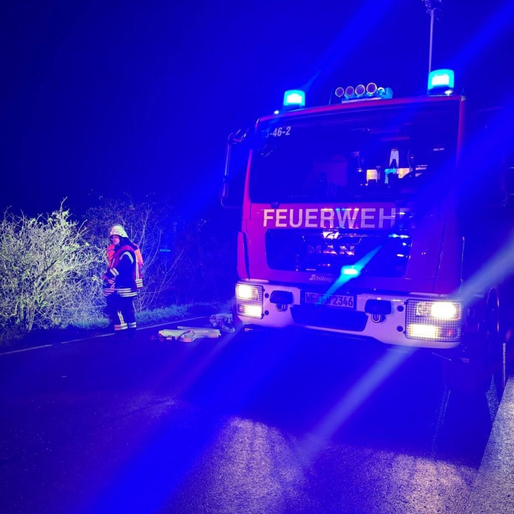 Ist möglicherweise ein Bild von Krankenwagen und Text