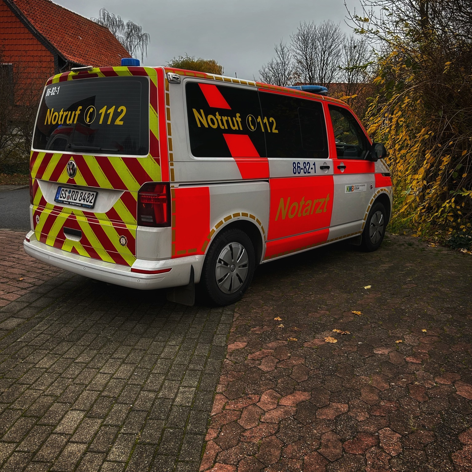 Ist möglicherweise ein Bild von Krankenwagen, Transporter und Text