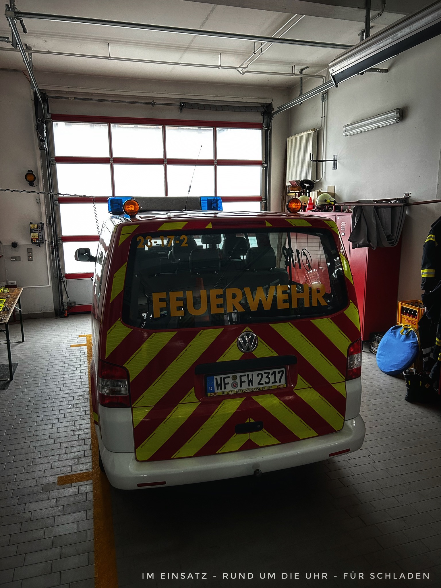 Ist möglicherweise ein Bild von Krankenwagen und Text