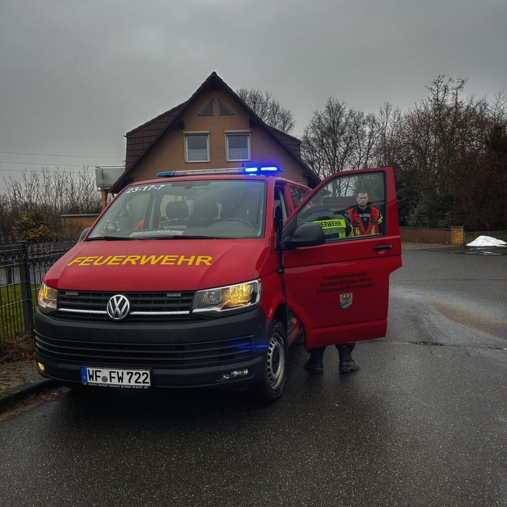 Ist möglicherweise ein Bild von Krankenwagen, Transporter und Text „C "EлжeHa FEUERWEHR WFoFW722“