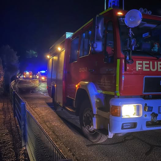 Ist möglicherweise ein Bild von Krankenwagen und Text „FEUI“