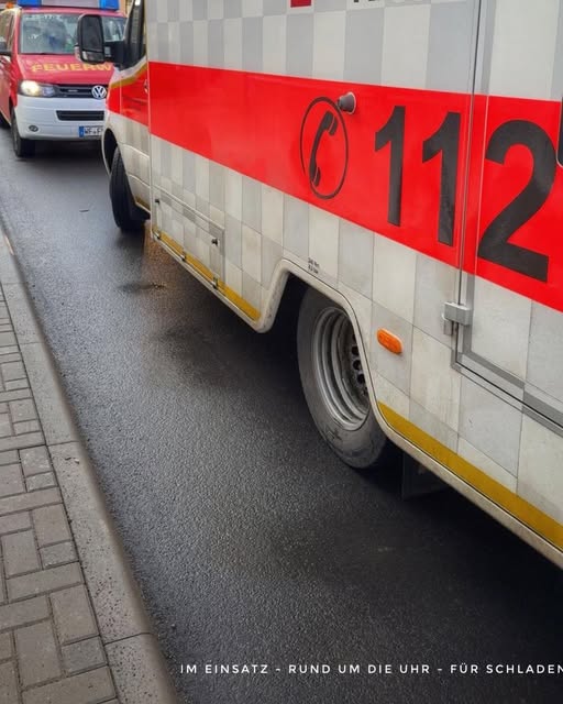 Ist ein Bild von einen Krankenwagen und MTW