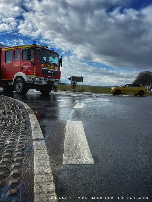 Ist möglicherweise ein Bild von Krankenwagen und Text