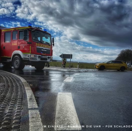 Ist möglicherweise ein Bild von Krankenwagen und Text