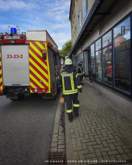 Ist möglicherweise ein Bild von Krankenwagen und Text