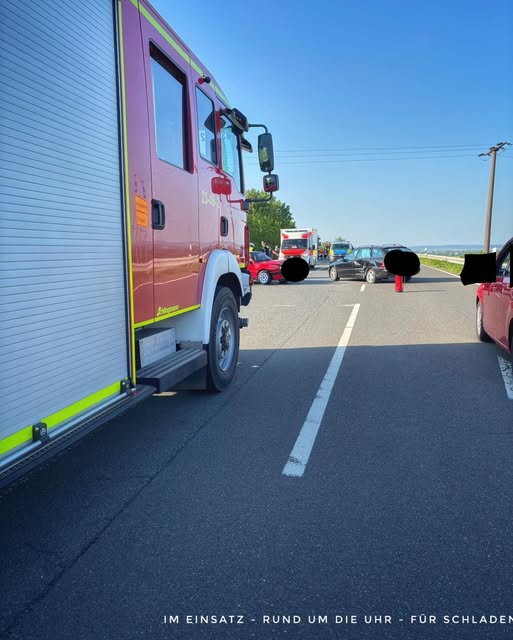 Ist möglicherweise ein Bild von Krankenwagen und Text „面 ZUn Salignan 1m EINSATZ RUND UM DIE UHR FÜR SCHLADE“