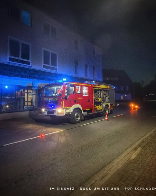 Ist möglicherweise ein Bild von Krankenwagen und Text