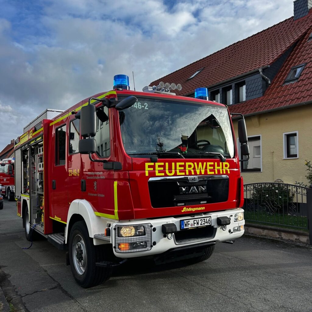 Ist möglicherweise ein Bild von Krankenwagen und Text „46-2 23-46-2 FEUERWEHR V/AN LGTE HFFH2346 ที BJ:“